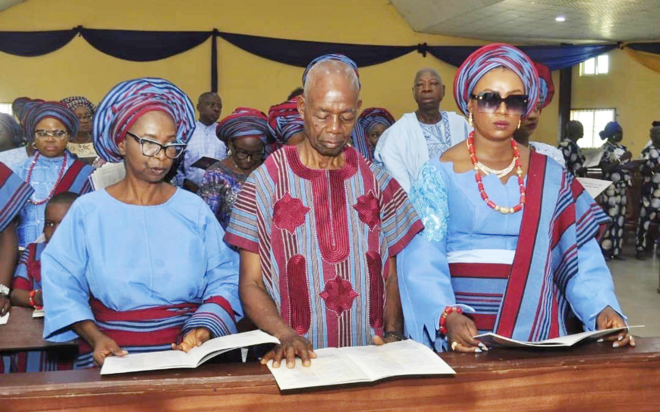 Mummy with her husband and daughter at the funeral service of her mother, Late Olori Susan Beatrice Bejide Fakorede